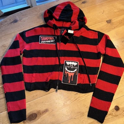 Sudadera con capucha corta tejida envejecida parche Lost Boys Hot Topic vampiros suéter MEDIANO Foto 1 de 4