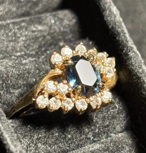 Anillo de cóctel imitación facetado zafiro azul piedras circonita transparente elegante talla 7 tono dorado - Imagen 1 de 9