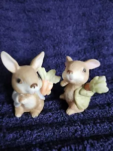 2 Vintage 1980s Homeco BUNNY RABBITS HOLDING CARROTS #1410 figurines set - Picture 1 of 10
