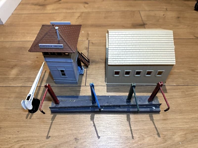 O Gauge Vintage shed house, signal house, a barrier and fuel station - Image 1 of 3