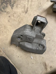Renault Clio 172 182 Upper Engine Mount Mounting Support Bracket Cambelt Cover - Picture 1 of 2