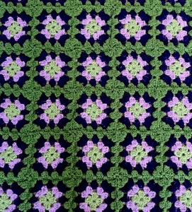Coperta vintage nonna quadrata all'uncinetto 60" x 32" viola/verde - Foto 1 di 3