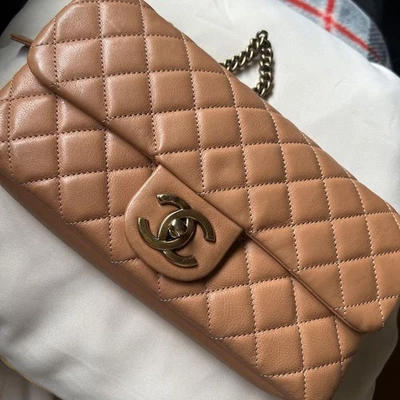 Bolso de Hombro Chanel Matelasse Solapa Única Doble Cadena Piel de Becerro Rosa Salmón Foto 1 de 4