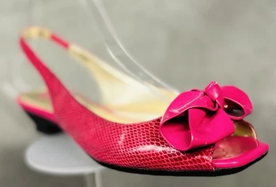 Tacones con lazo rosa Anne Klein punta abierta honda espalda cuero vegano con tacón de gatito Foto 1 de 4