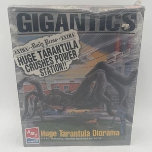 AMT Gigantics Huge Tarantula Diorama Model Kit 1996 NEW SEALED - Picture 1 of 5