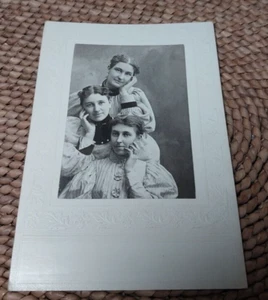 Antique SIBLINGS TRIPLETS PHOTO CABINET CARD - Picture 1 of 4
