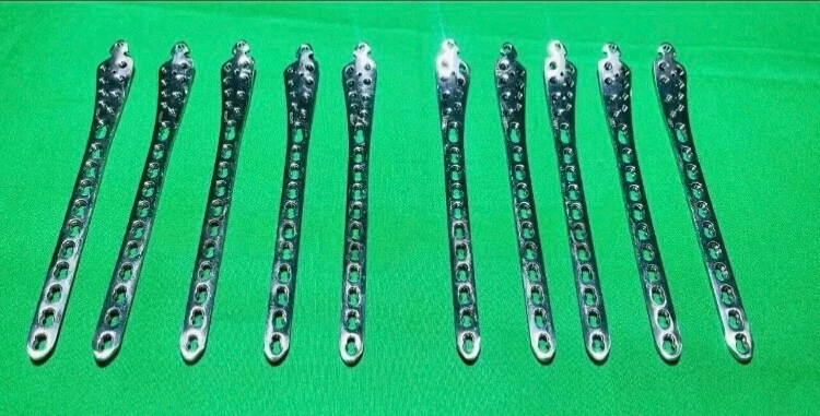 Juego de 10 placas ortopédicas veterinarias mediales distales para tibia de 3,5 mm (L5/R5) SS Foto 1 de 3