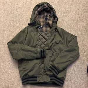 Chaqueta con Capucha H&M Verde Dividido Hombre M Cremallera Mediana Color Libre de Olivas - Imagen 1 de 4