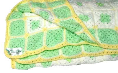 Manta tamaño cuna Project Linus, tejida a mano ganchillo verde blanco amarillo 39"x40" Foto 1 de 4