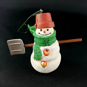 2000 Hallmark Ornament The Snowmen of Mitford Max Jan Karon Shoveling Snow Scarf - Picture 1 of 6