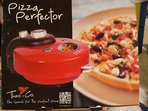 NUEVO EN CAJA ENCIMERA THEO & CO. PIZZA PERFECTOR COCINA DE PIZZA PERF 1000 ROJO FÁCIL DE USAR - Imagen 1 de 9