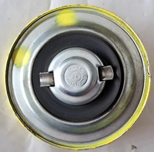 Auflösung-Oldtimer -Großer Ford Tankdeckel in Gelb-Ansehen - Bild 1 von 4