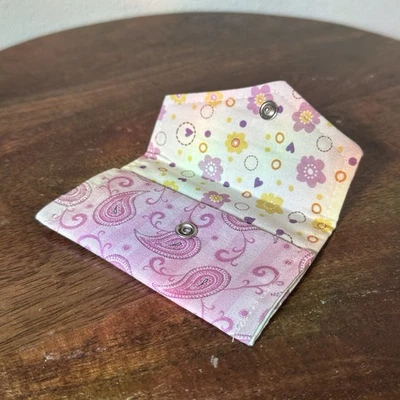 Mini billetera portatarjetas hecha a mano rosa cachemira con sobre a presión Foto 1 de 4