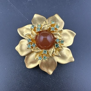 EINZIGARTIGE VINTAGE by JESARA SIGNIERTE GOLDFARBENE STRASSSTEINE UND PLEXIGLAS Brosche - Bild 1 von 13