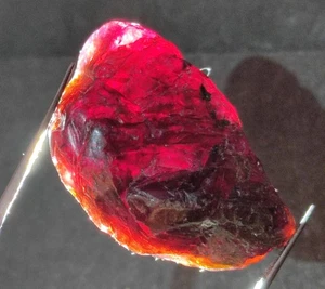 Piedra preciosa suelta de Mozambique áspera de pintura roja natural certificada 85,20 quilates - Imagen 1 de 8