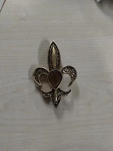 Broche de vidrio marrón vintage años 60 Fleur De Lis tono dorado filigrana y forma de pera 2,5 - Imagen 1 de 5