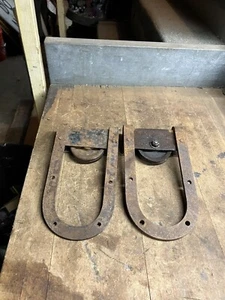 Antique Old Horseshoe U Shaped Cast Iron Barn Door Rollers Hangers Pair Set USA - Picture 1 of 9