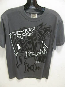 FOX MEN'S GUYS GREY GRAY TEE T-SHIRT W/ BLACK/WHITE MULTI LOGO STETCH NEW $27 - Foto 1 di 1
