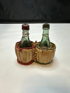 Mini bottiglia di vino italiana vintage con cesto di paglia set shaker sale e pepe - Foto 1 di 2