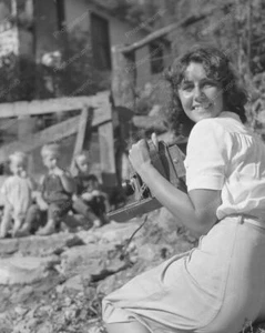 Fotografo Happy Lady con macchina fotografica antica 8x10 ristampa di vecchia foto - Foto 1 di 1