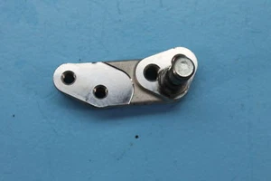 990 11-15 SUZUKI GSXR600 GEAR SHIFT LEVER BRACKET PEDAL MOUNT - Bild 1 von 2