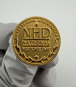 Prendedor de solapa circular tono dorado del Día Histórico Nacional Premio al Logro Nacional - Imagen 1 de 5