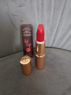 Rossetto Charlotte Tilbury Matte Revolution Hot Lips Carina’s Love 3,5 g rosso nuovo - Immagine 1 di 3