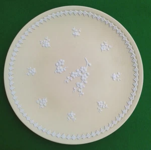8” WEDGWOOD PRIMROSE YELLOW PRUNUS BLOSSOM JASPERWARE PLATE. - Picture 1 of 9