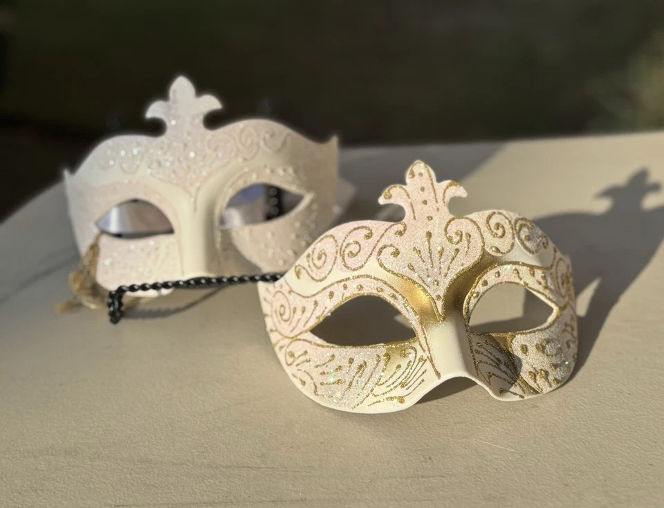 Dos máscaras de mascarada italianas Venezia pintadas a mano de oro blanco hechas en Italia Foto 1 de 4