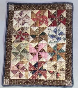 Mini Trapunta/Bambola Trapunta/Arte Tessuto Cotone Riproduzione Vintage 10" x 13 1/2" - Foto 1 di 2