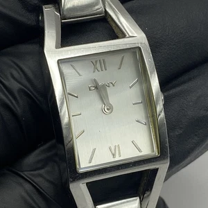 18mm DKNY Quarzuhr Damen silberfarben wasserdicht 30m für Teile/Reparatur - Bild 1 von 15