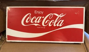 Letrero vintage de metal Enjoy Coca Cola alrededor de los años 60-70 22”x10” - Imagen 1 de 7
