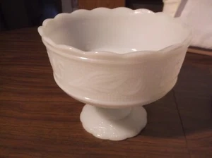 E.O. vintage Brody Blanco Leche Vidrio Pedestal Compota Fruta Caramelo Plato Cuenco M6000 - Imagen 1 de 6