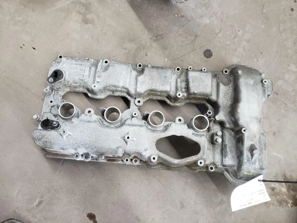 Крышка левого клапана 2014 BMW X6M 4,4 л - Изображение 1 из 4