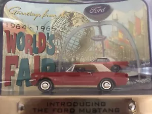 JOHNNY LIGHTNING 1964 1/2 FORD MUSTANG WORLD'S FAIR 1/64 - Foto 1 di 12