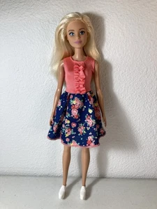 Mattel - 2019 blonde Barbie Puppe GHW45 - neu gekleidet in Rüschen Blumen Kleid - Bild 1 von 8
