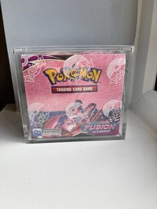 Pokemon Schwert und Schild Fusion Strike Booster Box - Sealed mit Acryl Case  - Bild 1 von 1