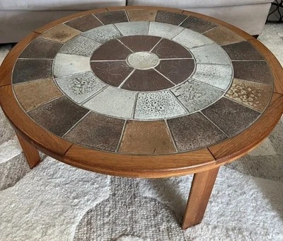 Mesa de centro/roble con tapa de azulejos de cerámica Haslev Denmark MCM 60’S de Tue Poulsen 46x17 Foto 1 de 4