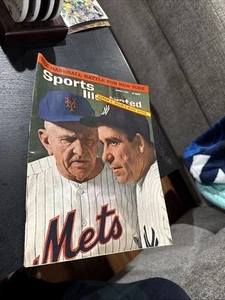 Quiosco Casey Stengel Yogi Berra Sports Illustrated 2 de marzo 1964 - Sin precio base MT RARO - Imagen 1 de 7