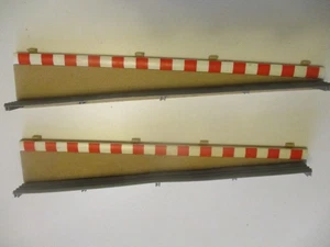 2 x Scalextric Sport Borders L7991 Lead in & Out tipo c/w Barriere Armco L7990 - Foto 1 di 6