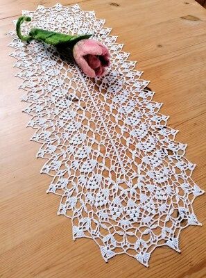 Häkeldeckchen Häkeldecke  Decke Läufer weiß oval Handarbeit häkeln 66 cm - Bild 1 von 4