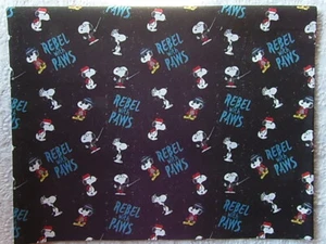 NUEVO Y DIFÍCIL DE ENCONTRAR Peanuts Charlie Brown Clásico SNOOPY REBEL CON PATAS *100% Algodón FQ - Imagen 1 de 2