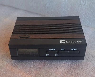 Reloj de cabecera de por vida LCD acabado madera alarma portátil solo batería de viaje, Foto 1 de 4