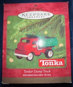 Camión de volteo Hallmark Tonka 2000 adorno de recuerdo fundido a presión rojo verde nuevo en caja - Imagen 1 de 6