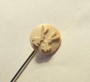 Vintage SELTEN 1930er Zelluloid Hase Hut Pin Stecknadel Revers 2,5" niedliche Hasen  - Bild 1 von 9