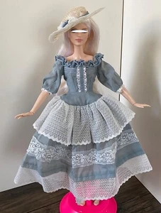 Miniatur-Puppenkleid und Hut im viktorianischen Stil elegantes blaues Spitzenkleid im Maßstab 1:6 - Bild 1 von 10
