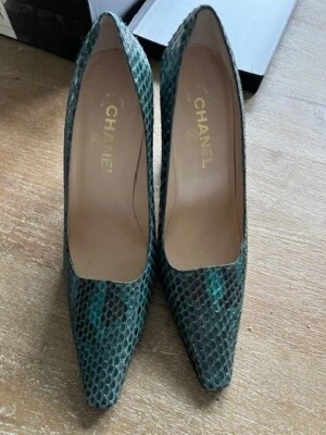 CHANEL: Tacones/Bombas Verde Esmeralda, Logo Pitón Talla: 8.5M Foto 1 de 4