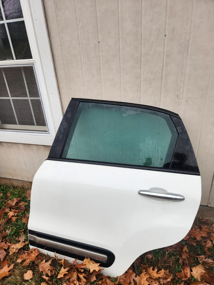 Porta traseira lateral branca para motorista Fiat 500L 2014 - Imagem 1 de 2