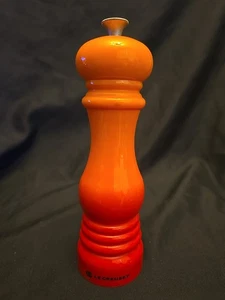 Le Creuset Acrilico Classico Sale Fiamma Ombra 8" - Foto 1 di 10