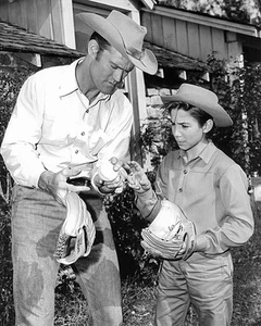 Chuck Connors, Johnny Crawford - The Rifleman - 8 1/2 x 11 - Bild 1 von 1